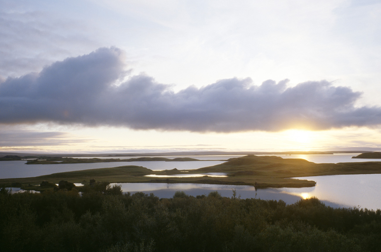 isl_246 myvatn.jpg - Islande Nord, août 2003 : lac Myvatn variations sur un crépuscule, à l'heure où les moucherons sont partis se coucher Kodak Ektachrome 100 G